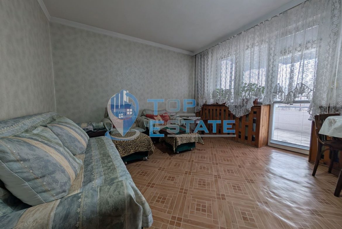 Двуетажна масивна къща в град Стражица - 0