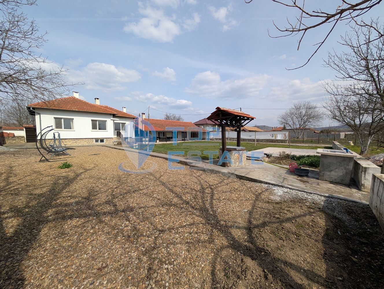 Просторна тухлена къща с кладенец и голям двор в село Раданово - 0