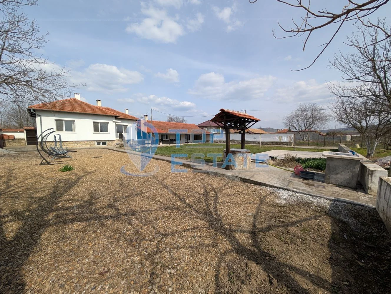 Просторна тухлена къща с кладенец и голям двор в село Раданово - 0
