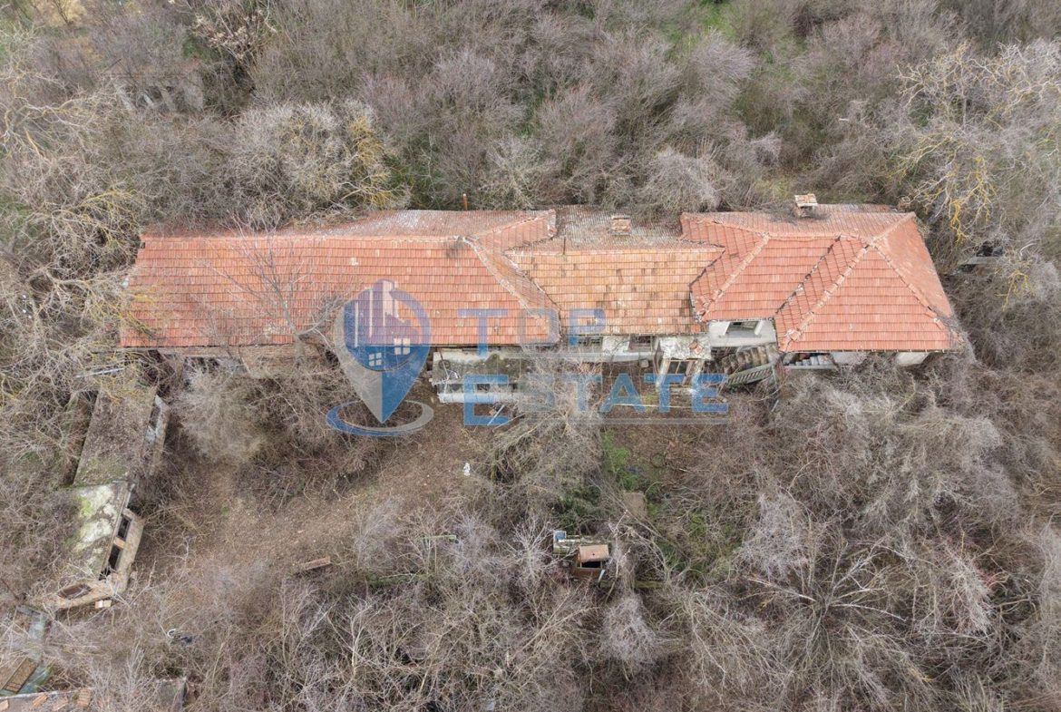 Тухлена къща с голям двор и кладенец в село Първомайци - 0