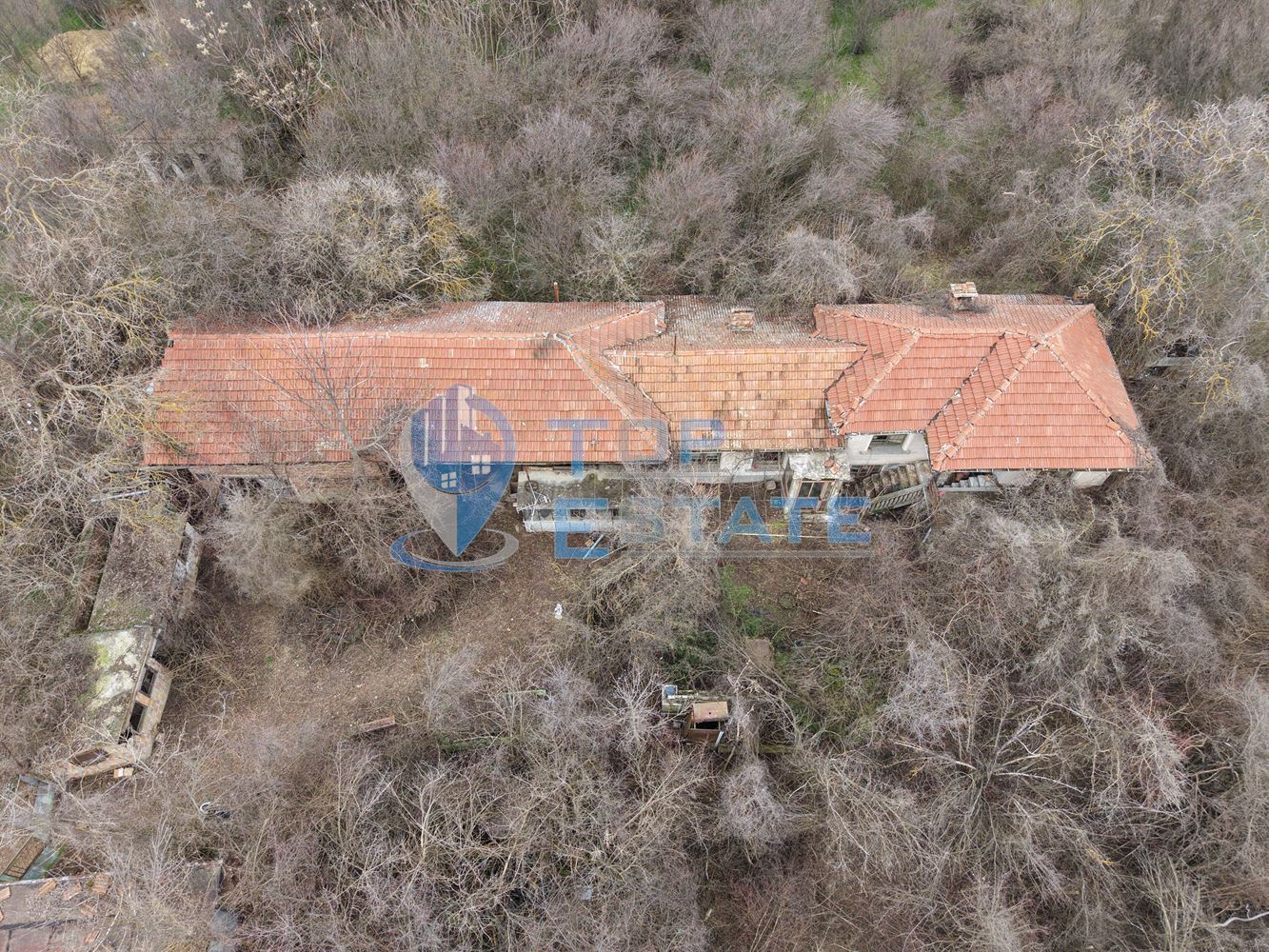 Тухлена къща с голям двор и кладенец в село Първомайци - 0