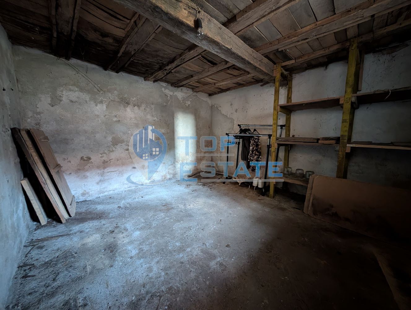 Едноетажна тухлена къща с гараж и кладенец в село Правда - 0