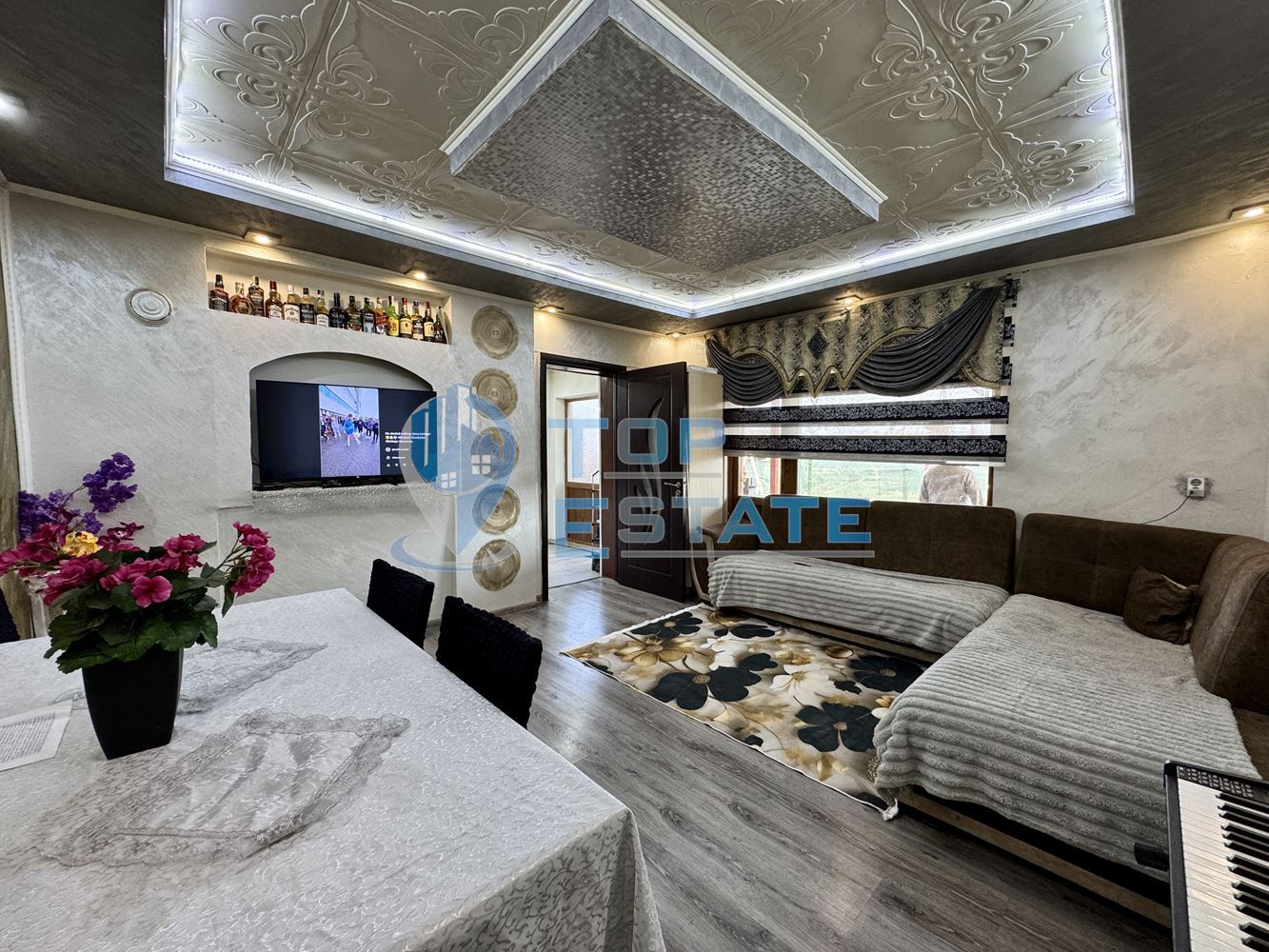 Обзаведена тухлена къща с прекрасен двор в град Полски Тръмбеш, област Велико Търново - 0