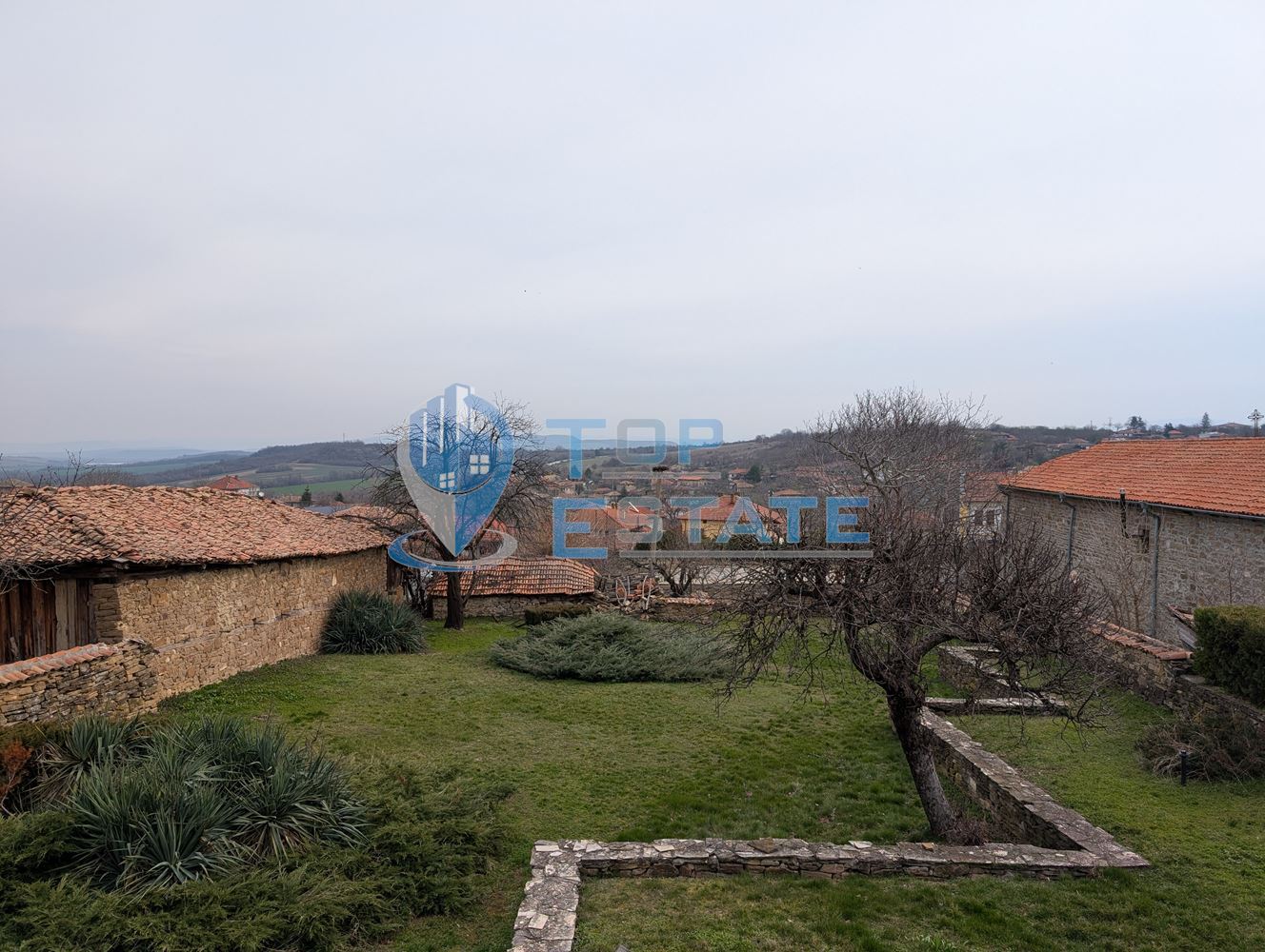 Двуетажна къща във възрожденски стил с кладенец в село Драгижево - 0