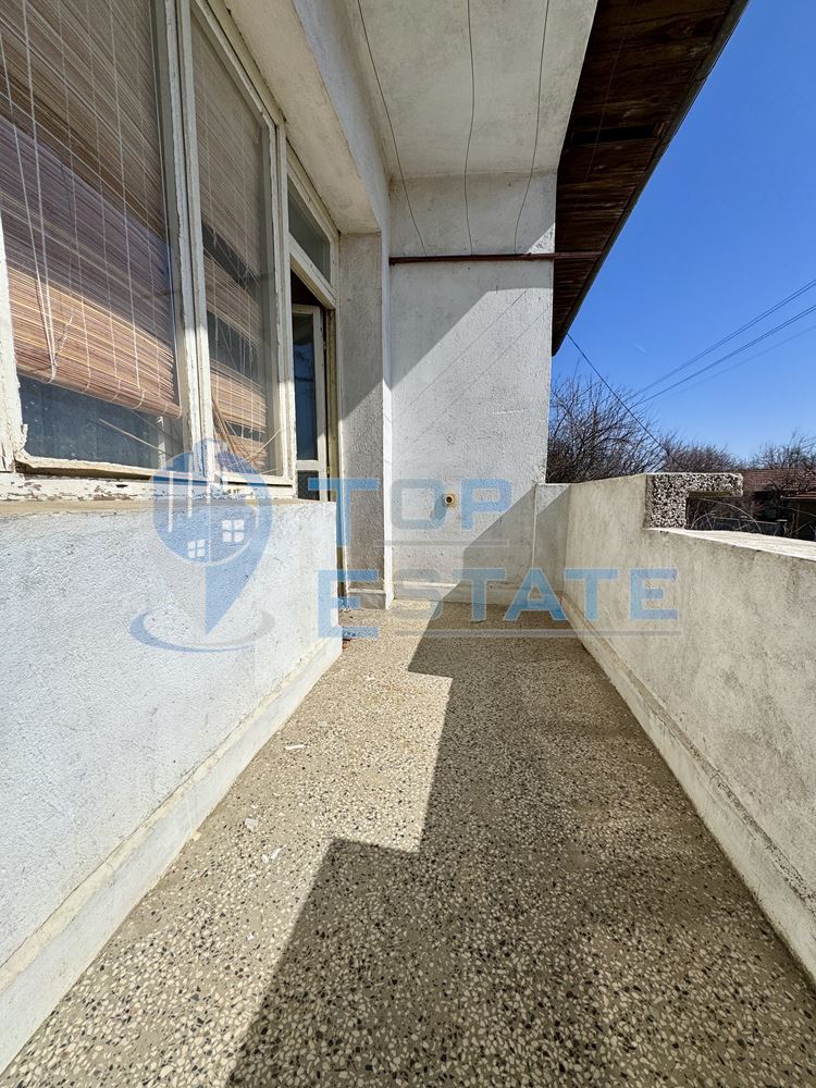 Масивна тухлена къща с кладенец и голям двор в село Ново Градище, област Велико Търново - 0