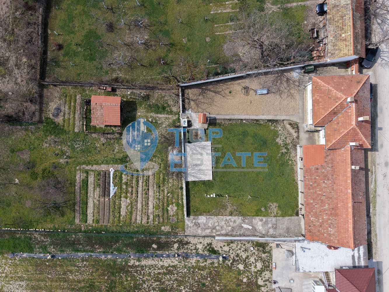 Просторна тухлена къща с кладенец и голям двор в село Раданово - 0