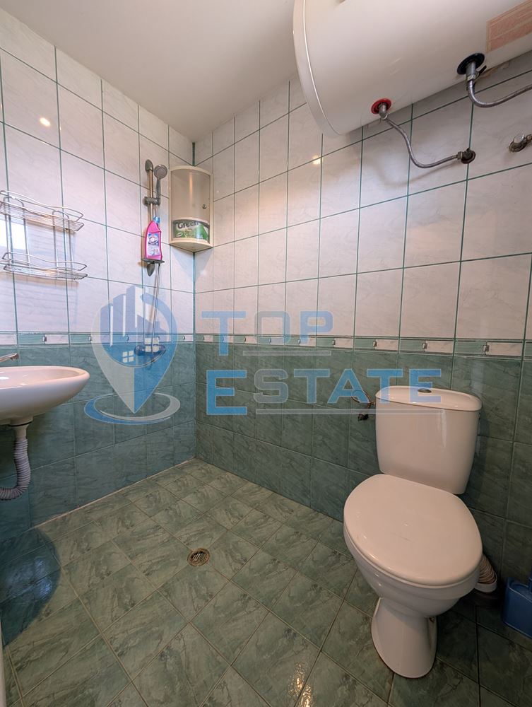 Просторна тухлена къща с кладенец и голям двор в село Раданово - 0