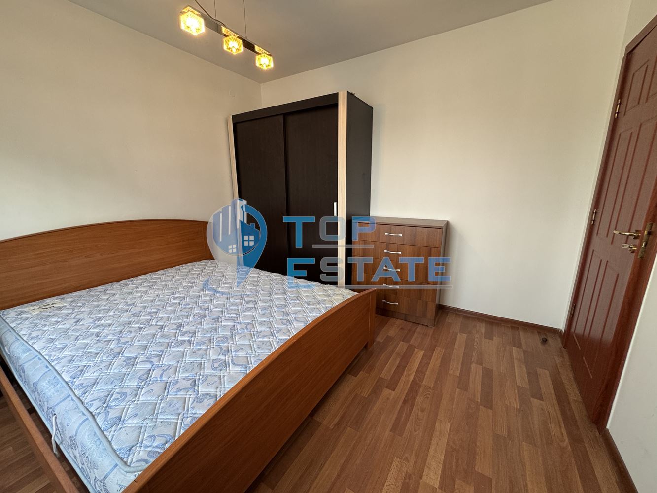 Тристаен, обзаведен, ремонтиран апартамент под наем в центъра на град Велико Търново - 0