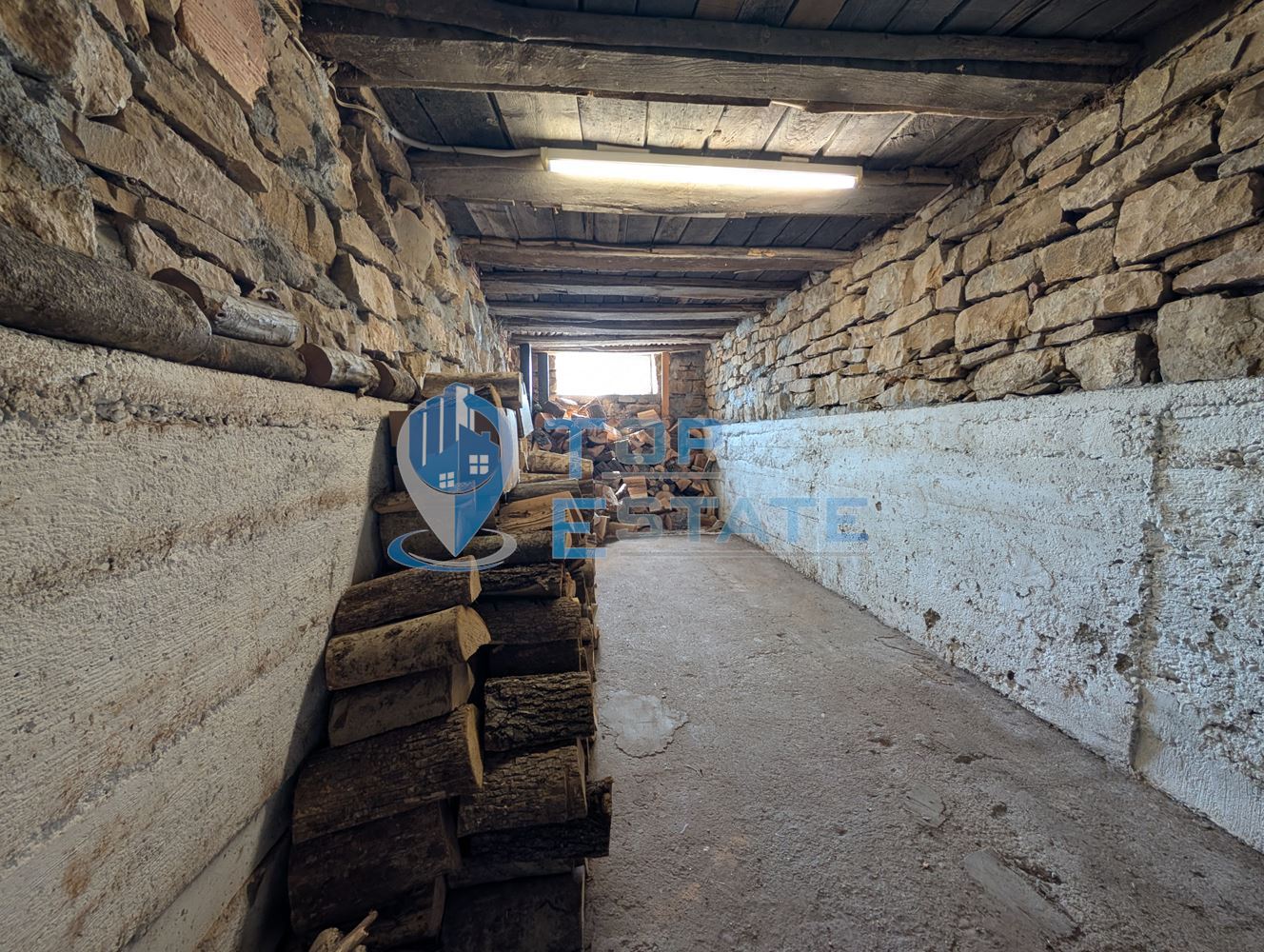 Просторна тухлена къща с кладенец и голям двор в село Раданово - 0