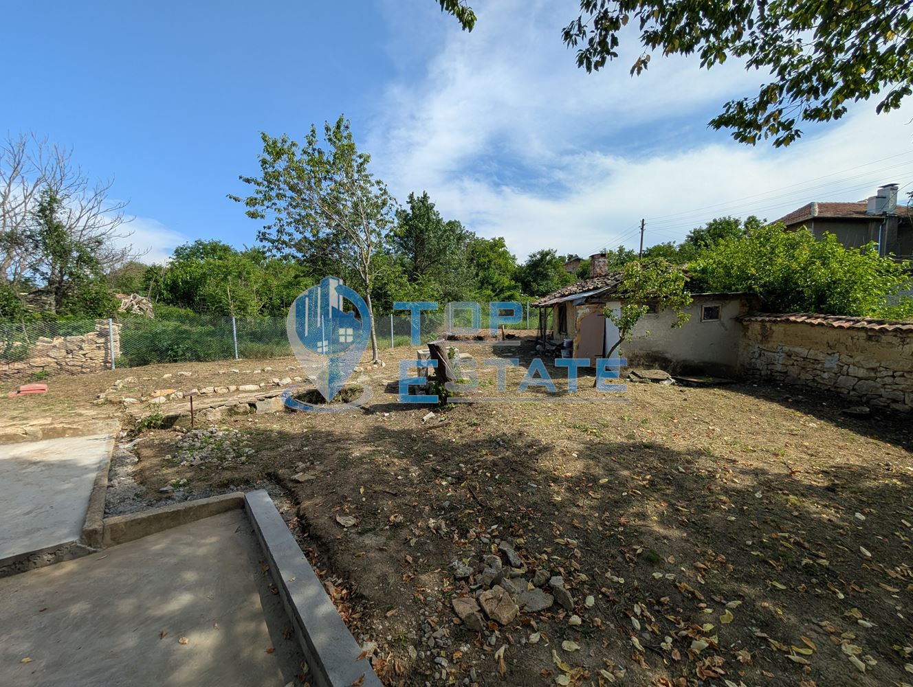 Едноетажна реновирана тухлена къща с голям двор в село Русаля - 0