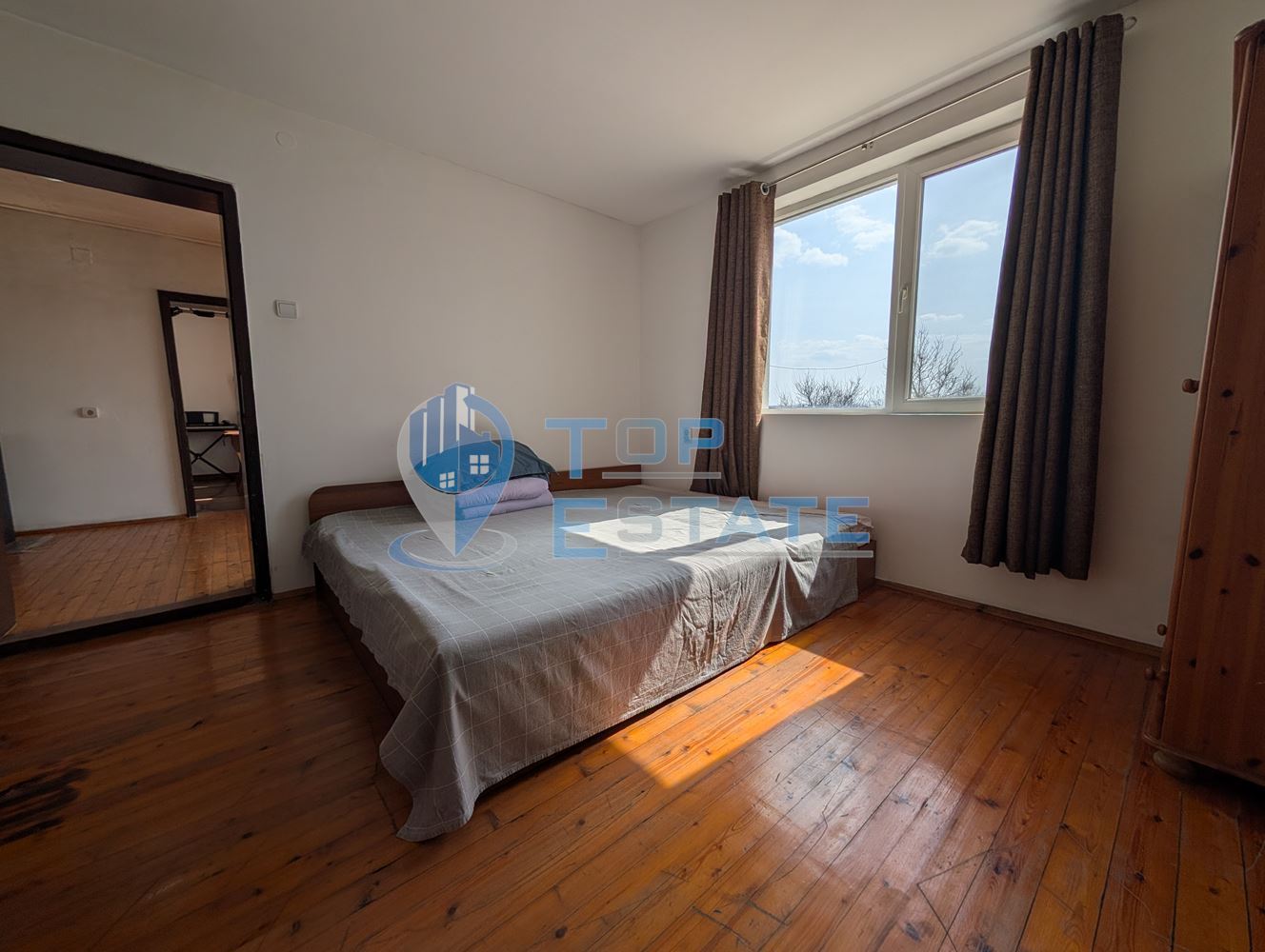 Просторна тухлена къща с кладенец и голям двор в село Раданово - 0