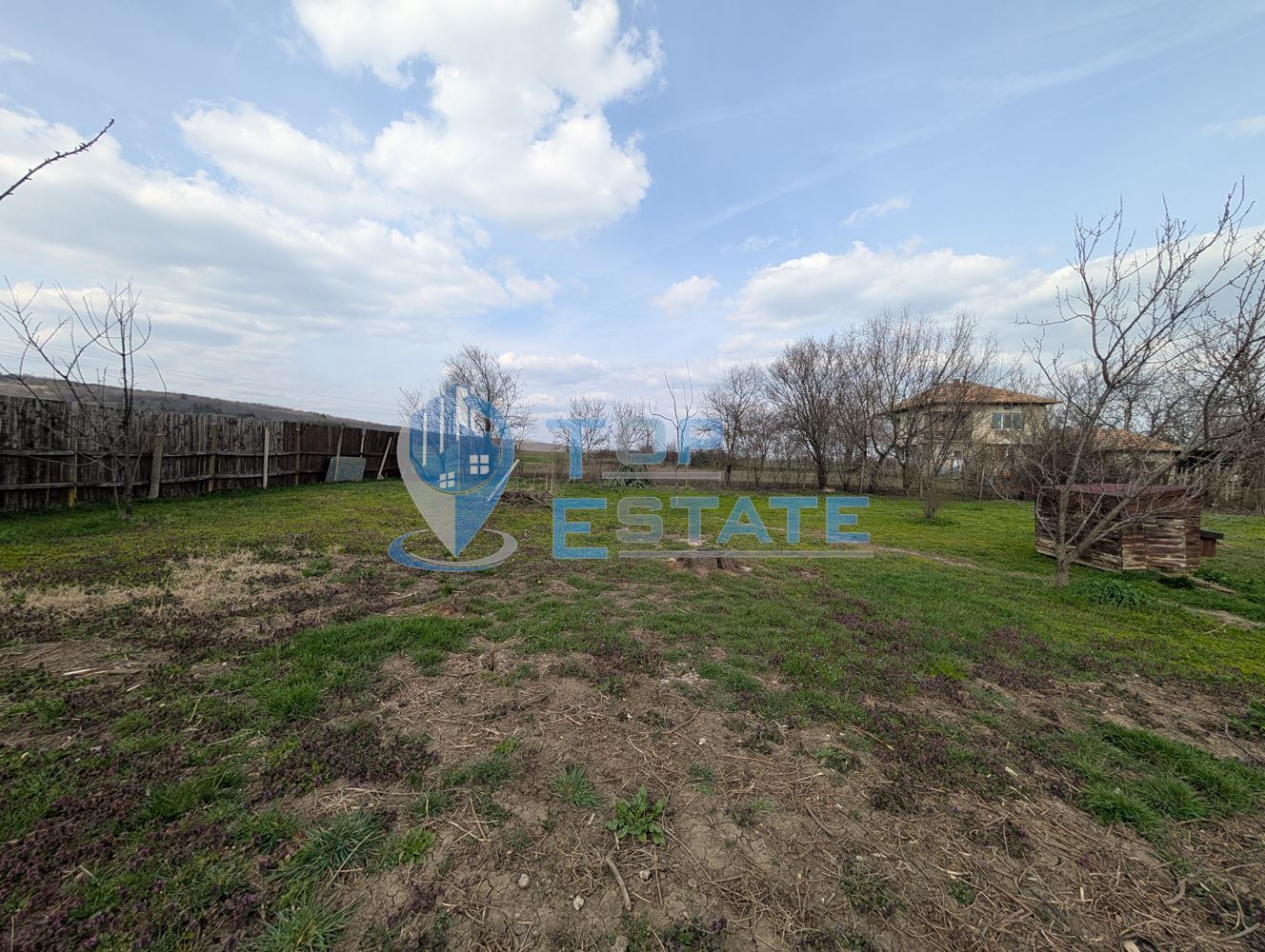 Тухлена къща с гараж и голям двор в село Раданово - 0