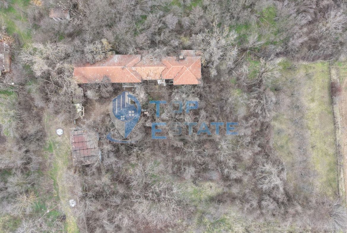 Тухлена къща с голям двор и кладенец в село Първомайци - 0