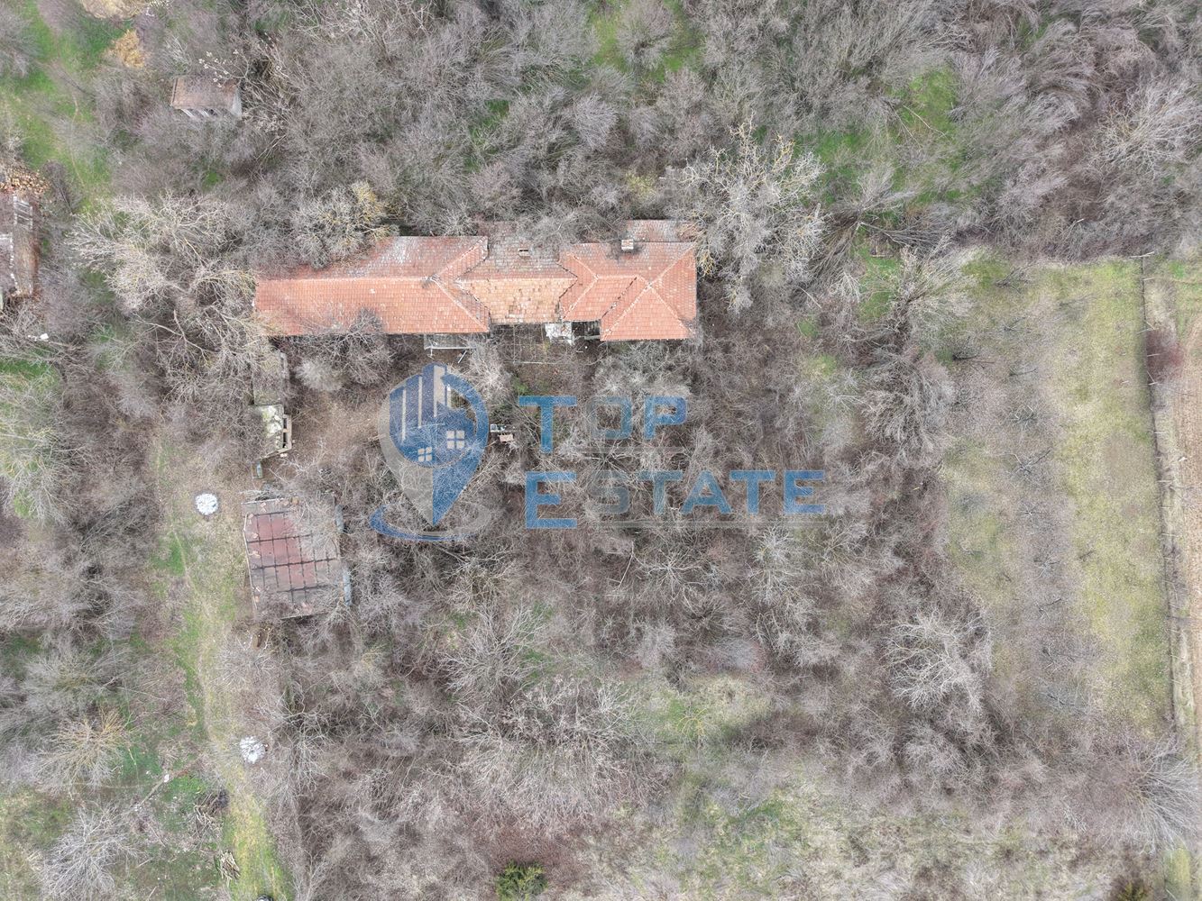 Тухлена къща с голям двор и кладенец в село Първомайци - 0