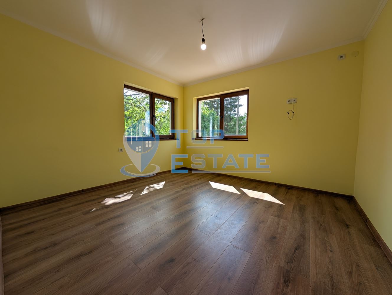 Едноетажна реновирана тухлена къща с голям двор в село Русаля - 0