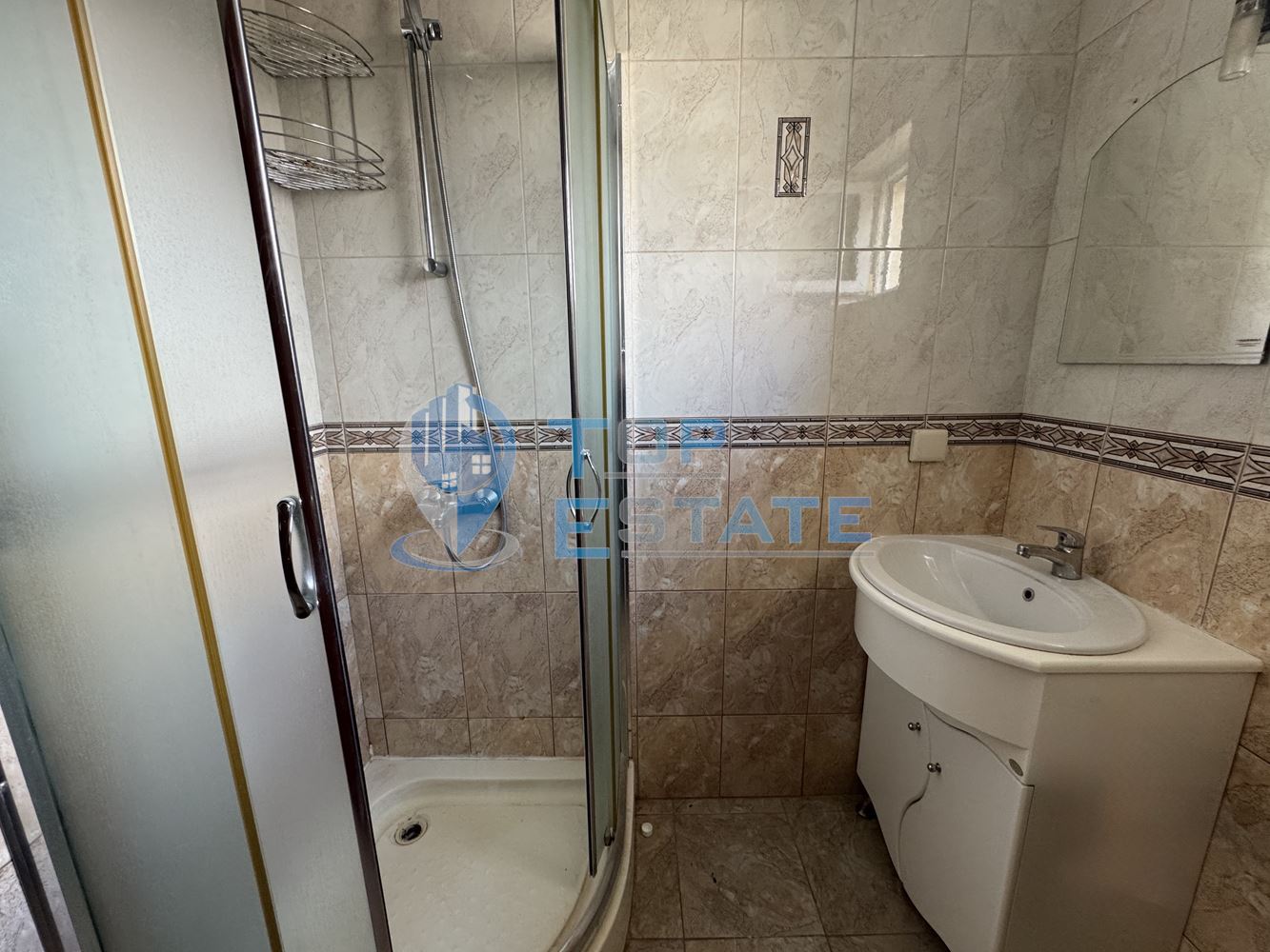 Тристаен, обзаведен, ремонтиран апартамент под наем в центъра на град Велико Търново - 0