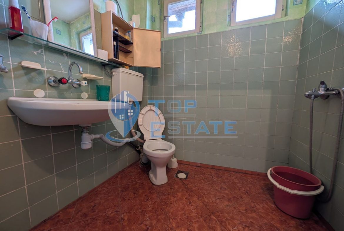 Двуетажна масивна къща в град Стражица - 0