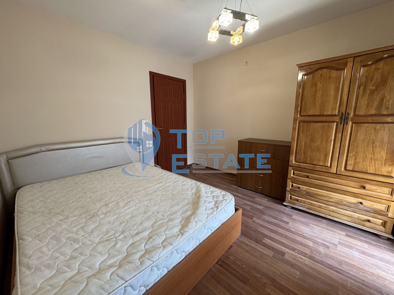 Тристаен, обзаведен, ремонтиран апартамент под наем в центъра на град Велико Търново - 0