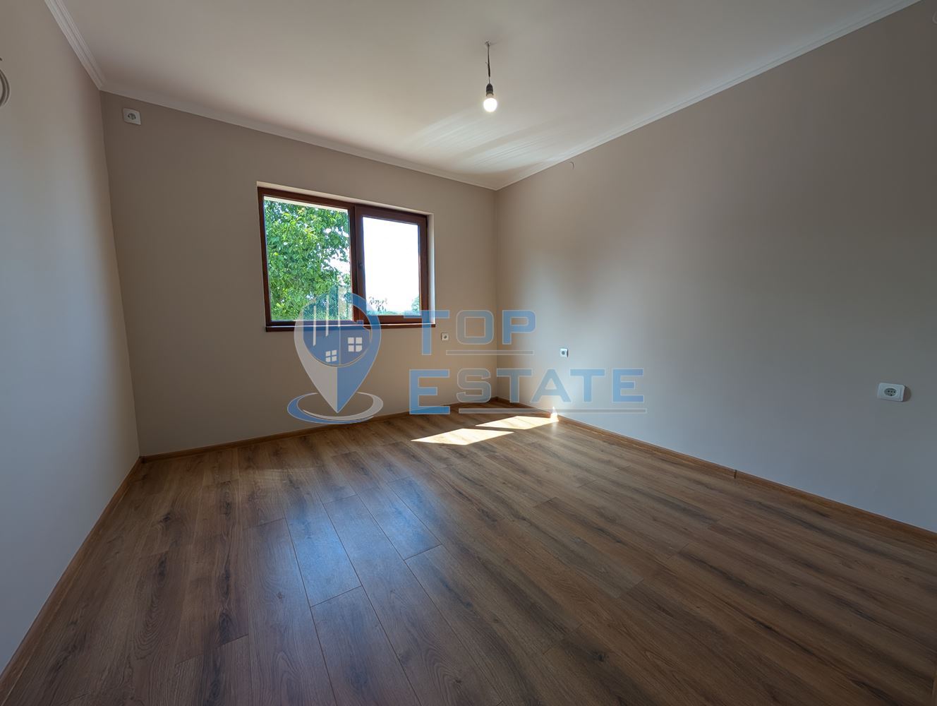 Едноетажна реновирана тухлена къща с голям двор в село Русаля - 0