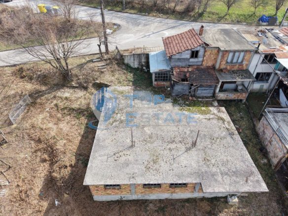 Парцел с къща, гараж и панорамна гледка в град Плачковци - 0