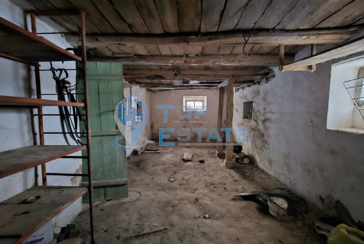 Едноетажна къща близо до река с голям двор в село Росно, област Велико Търново - 0