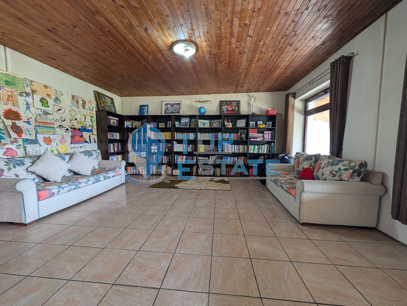 Просторна тухлена къща с кладенец и голям двор в село Раданово - 0