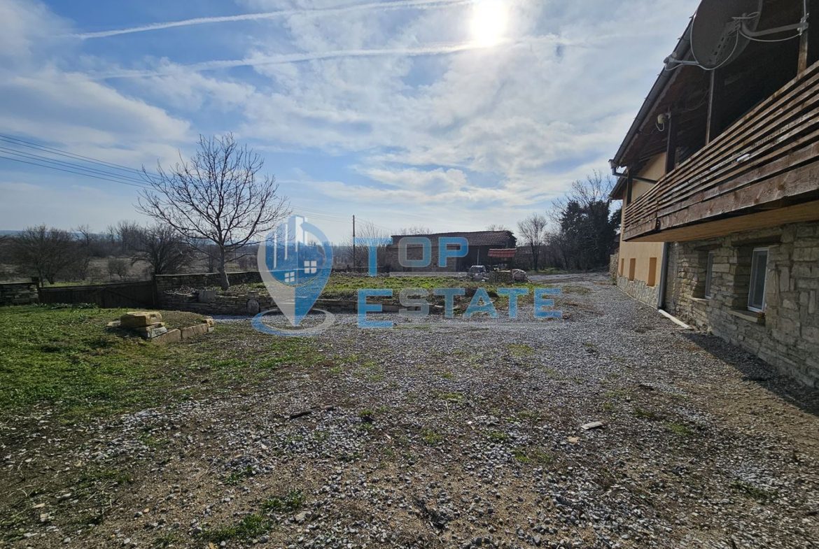 Двуетажна къща след ремонт с голям двор в село Горна Липница, област Велико Търново - 0