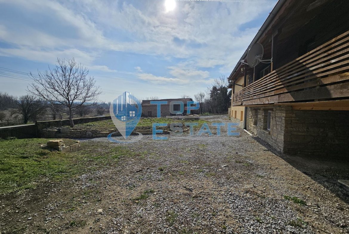 Двуетажна къща след ремонт с голям двор в село Горна Липница, област Велико Търново - 0