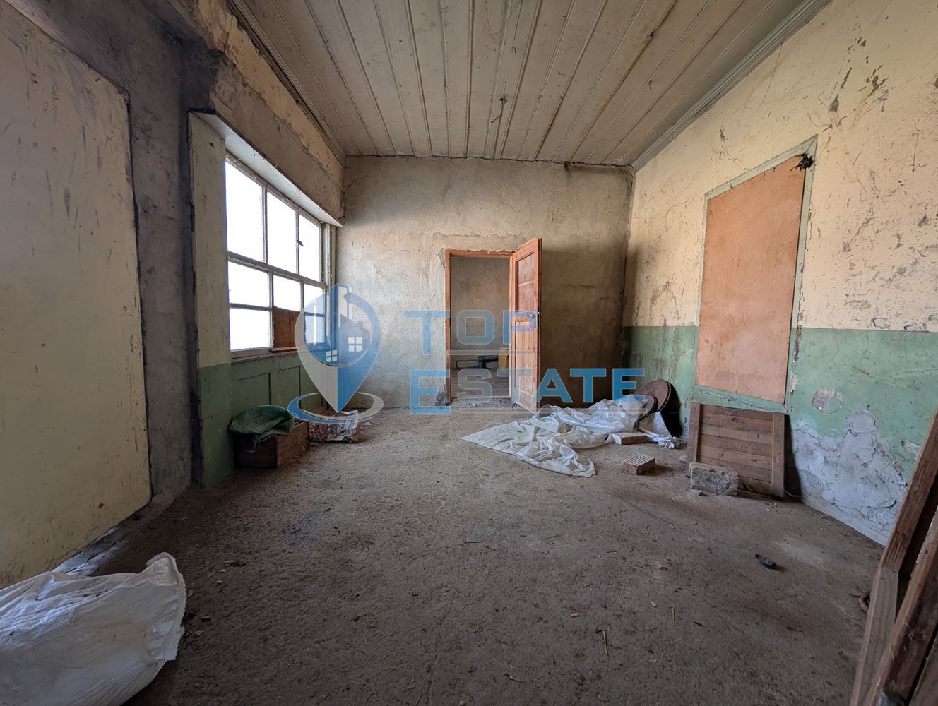 Просторна двуетажна къща в центъра на село Драгижево - 0