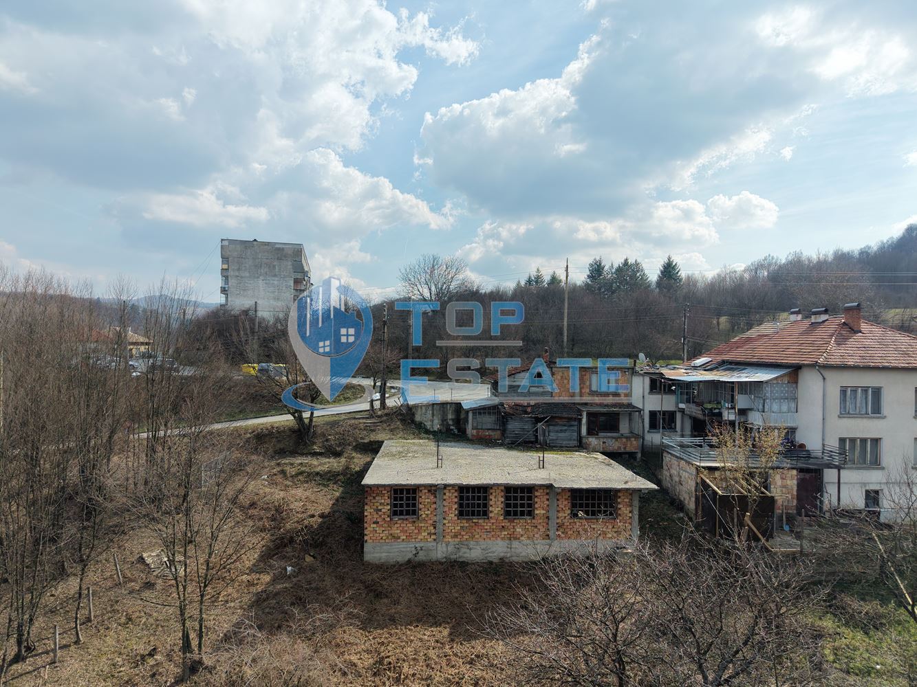 Парцел с къща, гараж и панорамна гледка в град Плачковци - 0