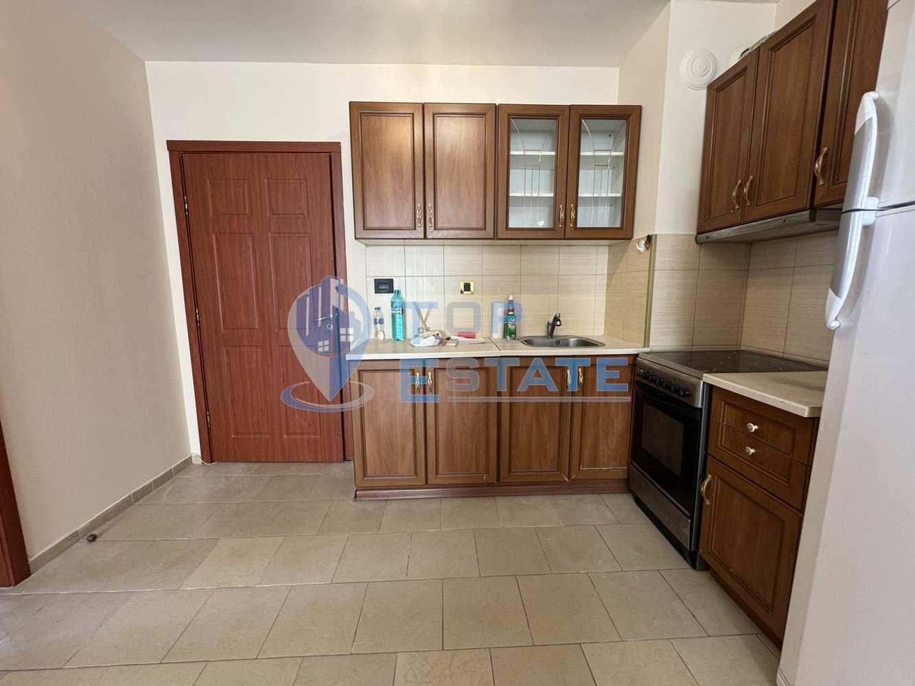 Тристаен, обзаведен, ремонтиран апартамент под наем в центъра на град Велико Търново - 0