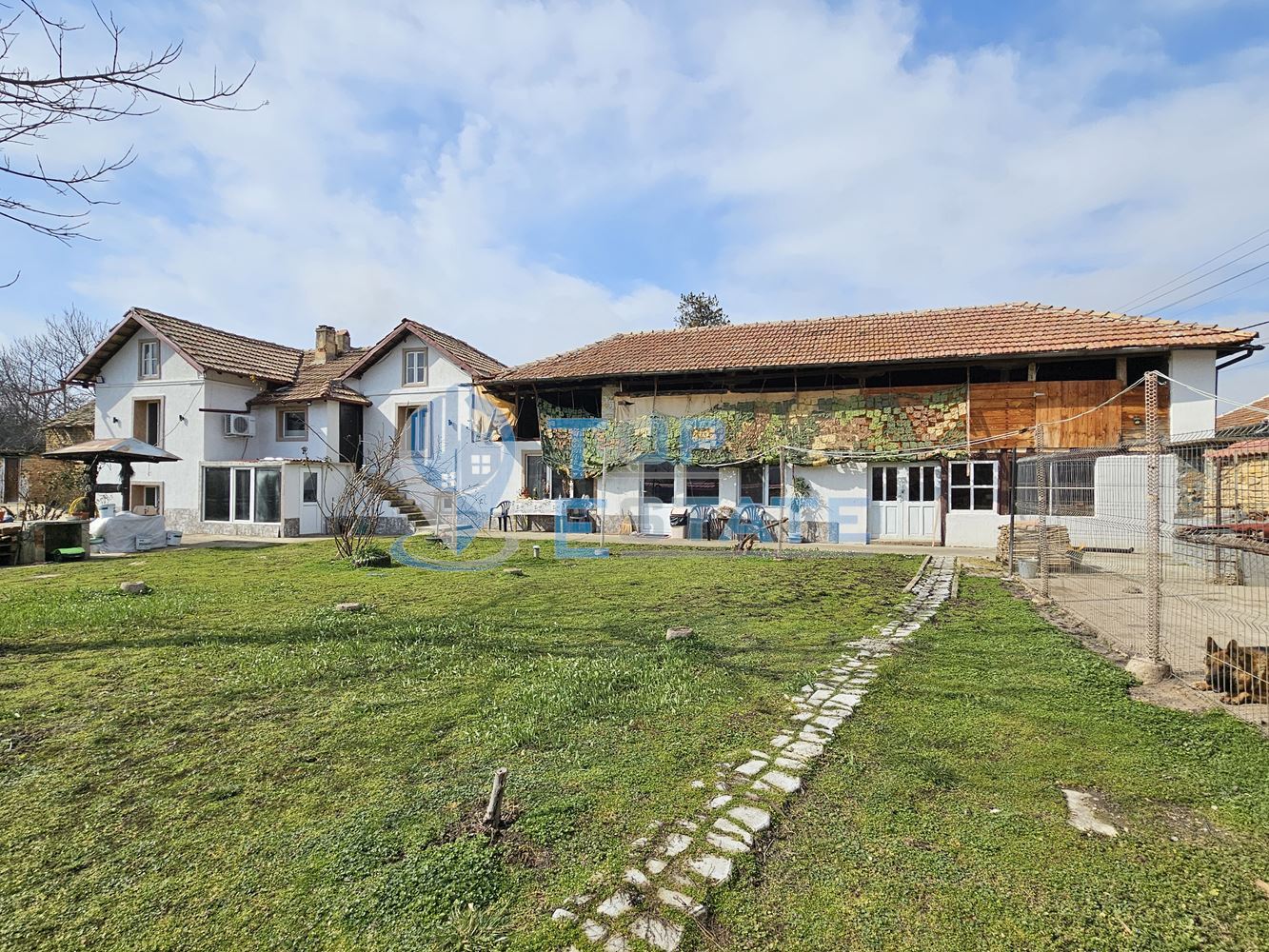 Двуетажна къща с голям двор, кладенец и гараж в село Долна Липница, област Велико Търново - 0