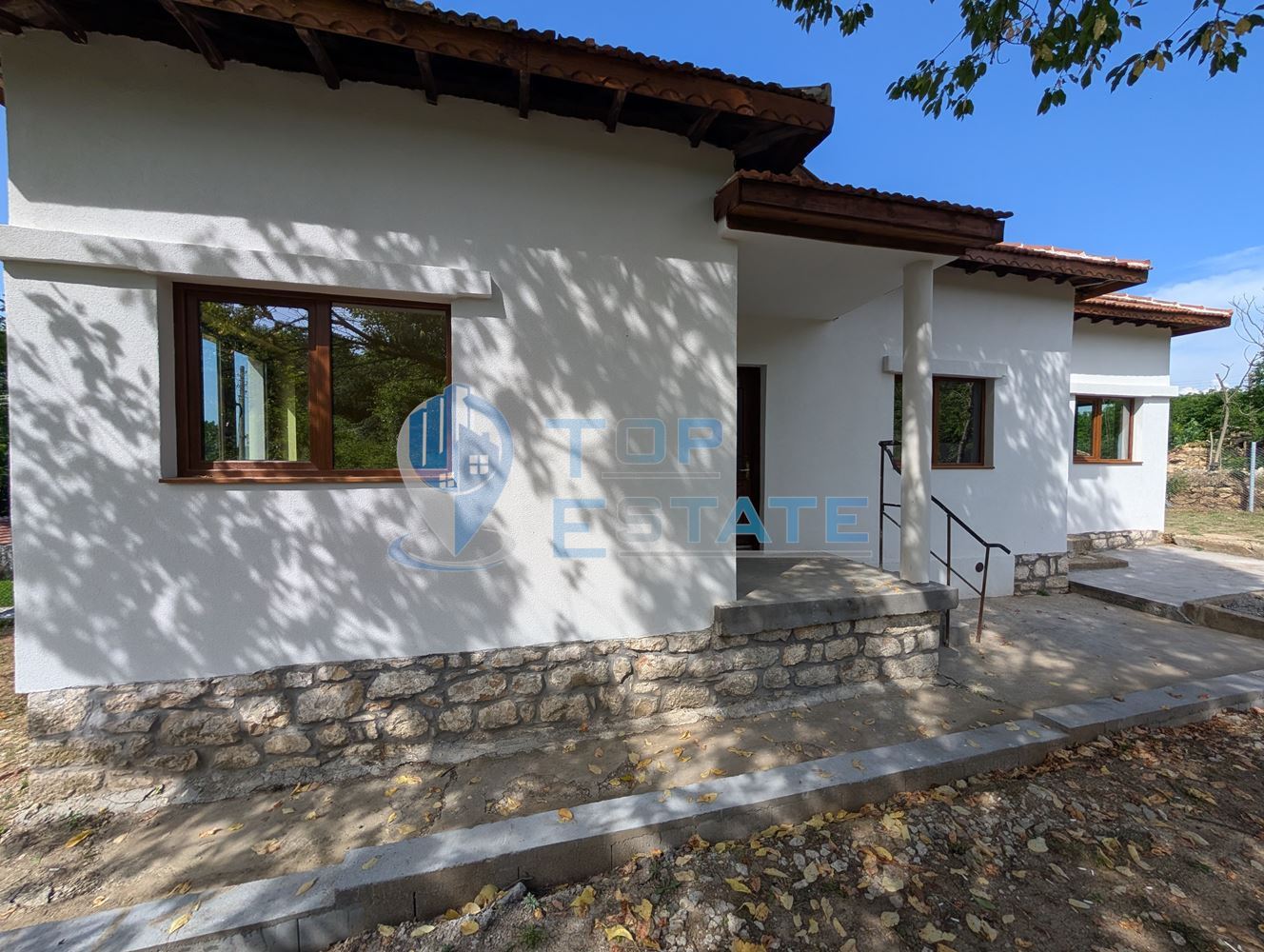 Едноетажна реновирана тухлена къща с голям двор в село Русаля - 0