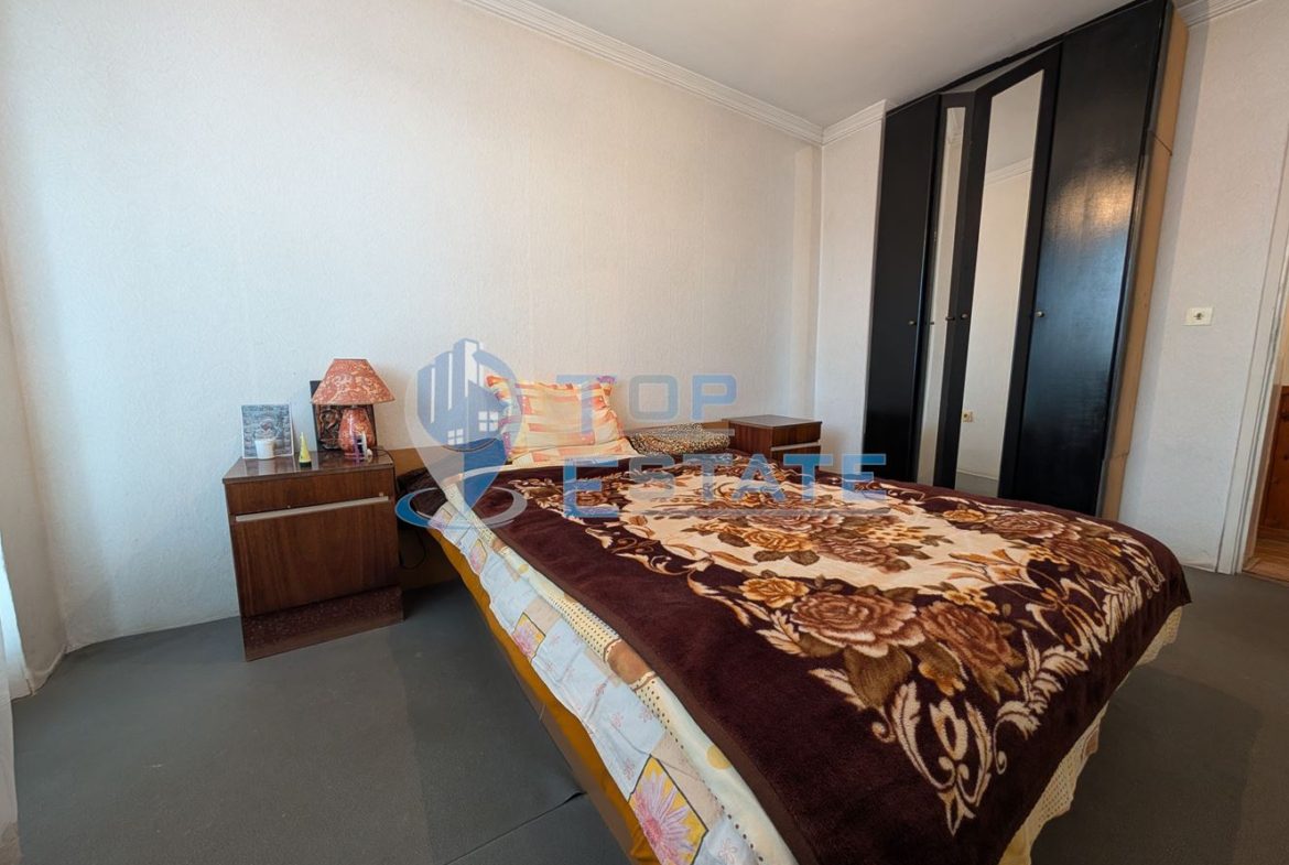 Двуетажна масивна къща в град Стражица - 0