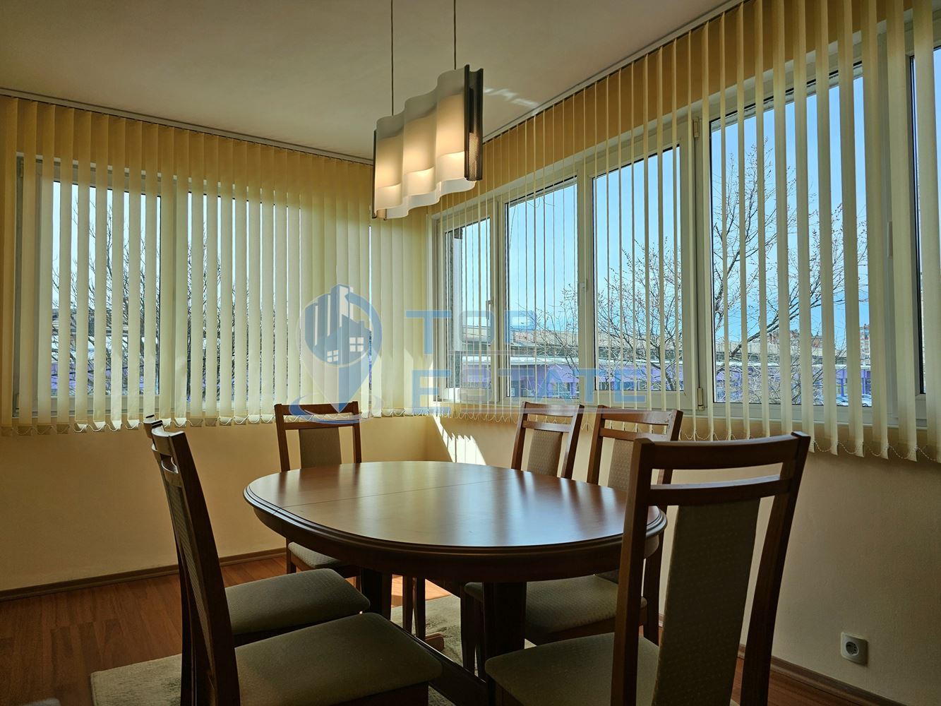 Многостаен, обзаведен апартамент в широкия център в град Велико Търново - 0