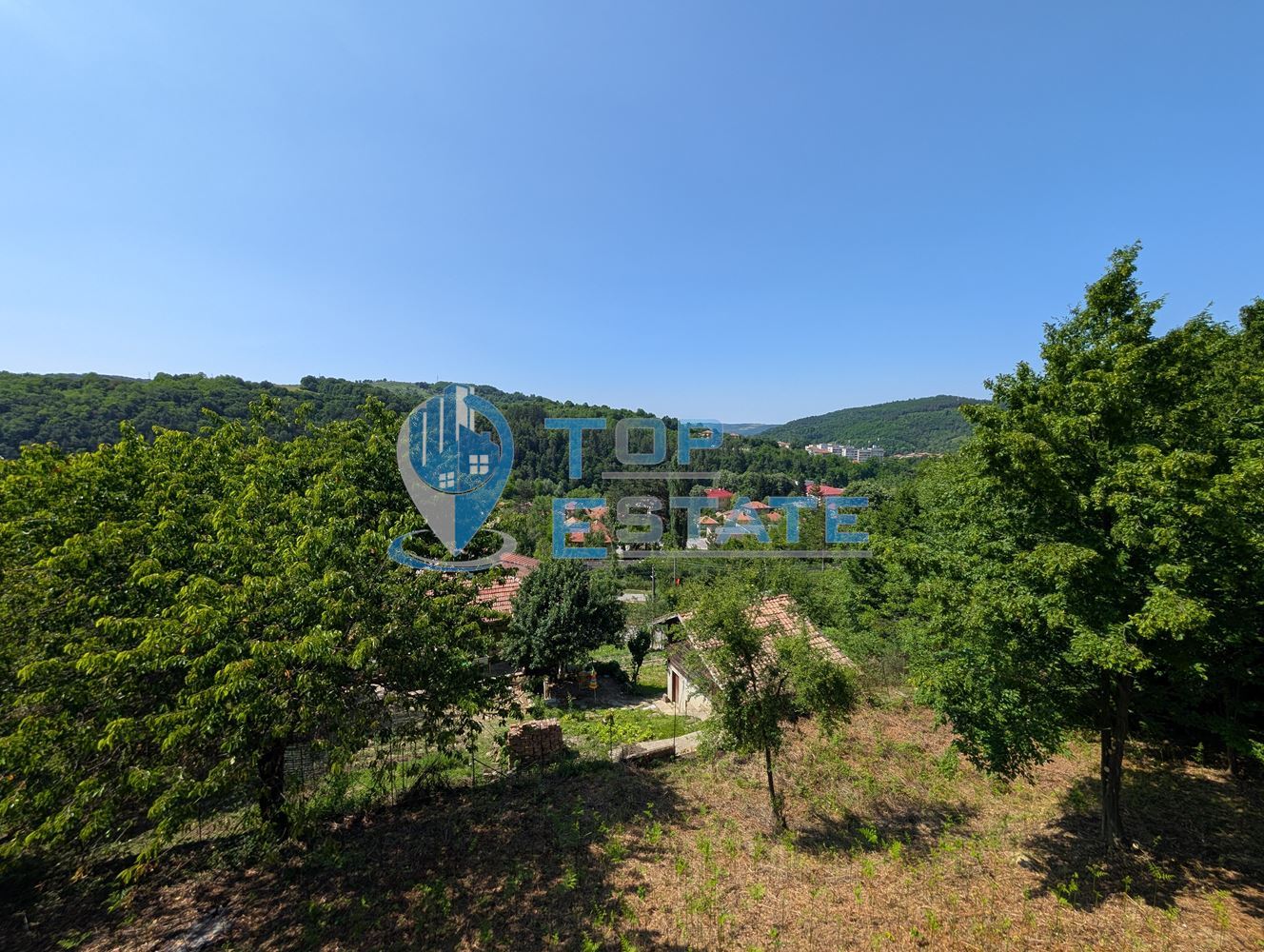 Парцел с къща, гараж и панорамна гледка в град Плачковци - 0