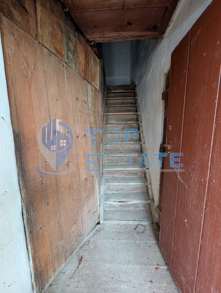 Просторна двуетажна къща в центъра на село Драгижево - 0