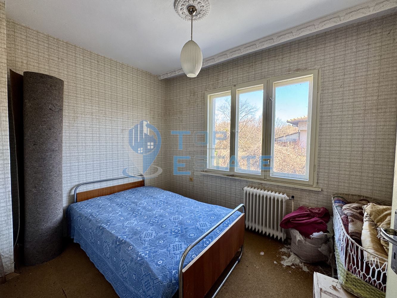 Масивна тухлена къща с кладенец и голям двор в село Ново Градище, област Велико Търново - 0