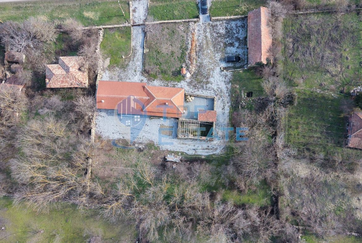 Двуетажна къща след ремонт с голям двор в село Горна Липница, област Велико Търново - 0