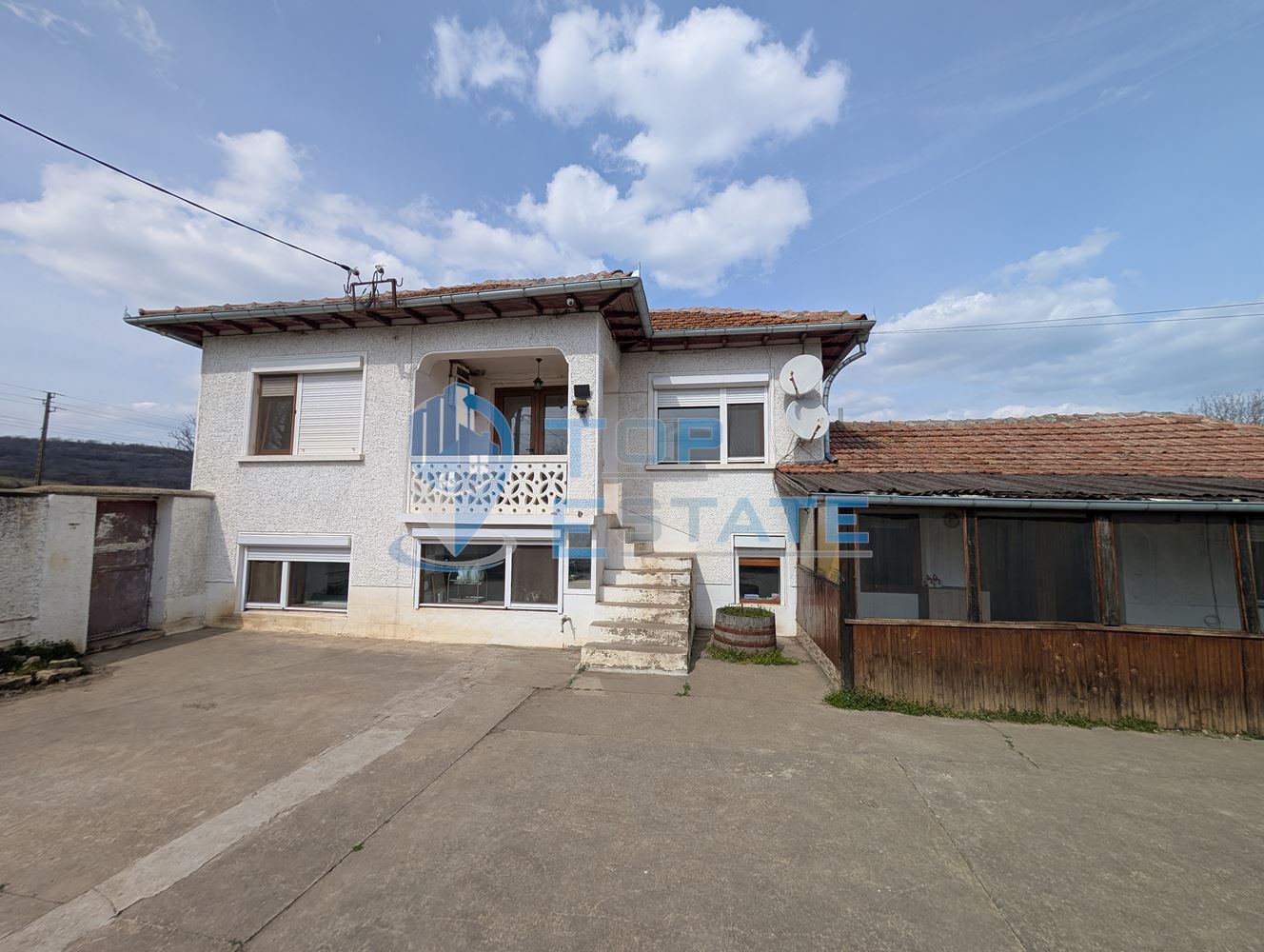 Тухлена къща с гараж и голям двор в село Раданово - 0