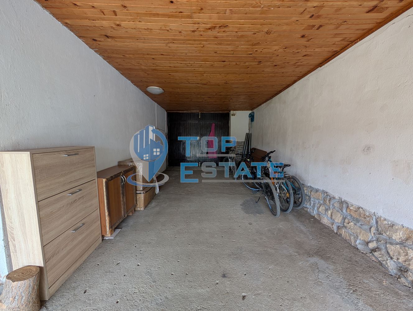 Просторна тухлена къща с кладенец и голям двор в село Раданово - 0