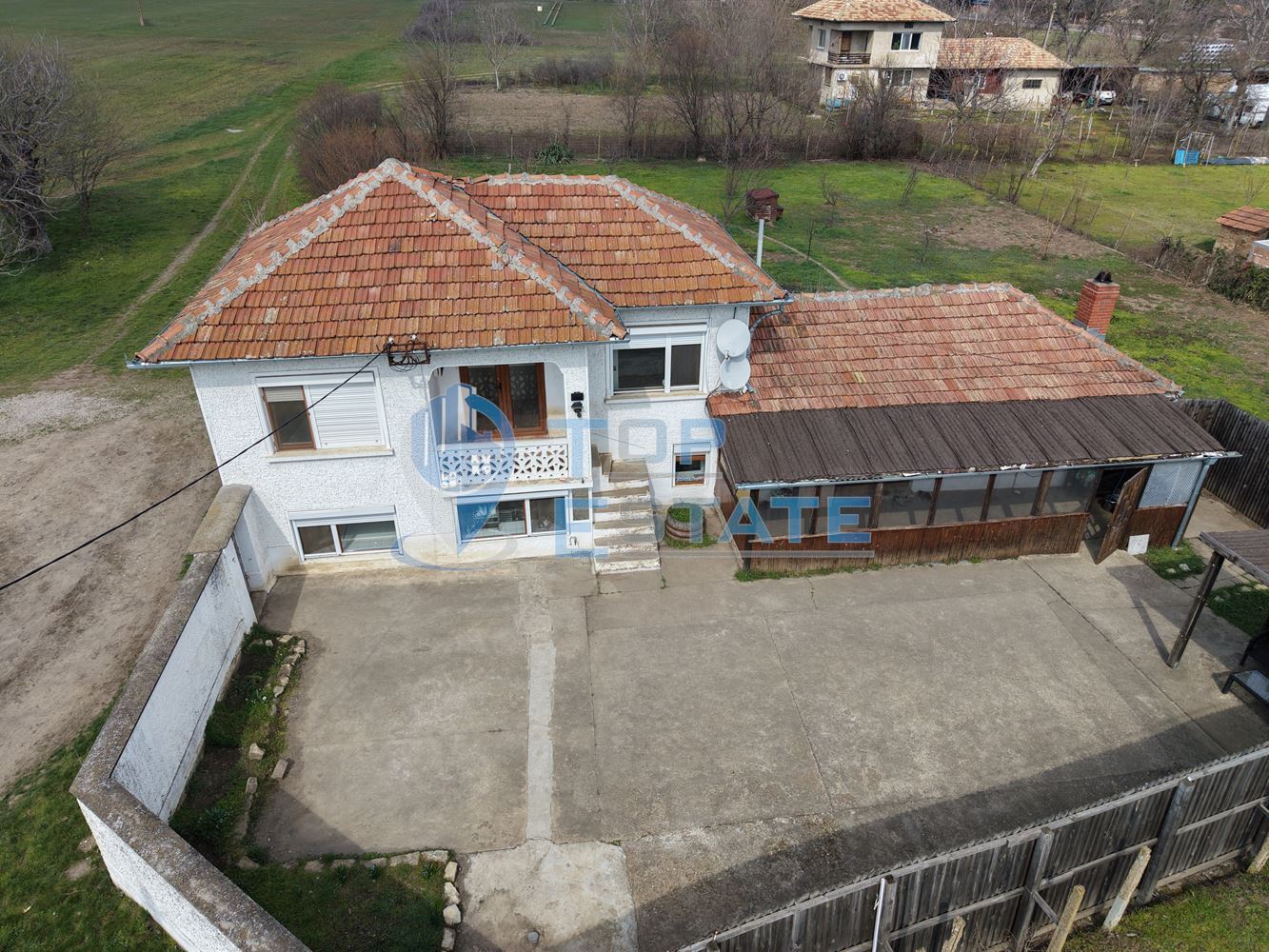 Тухлена къща с гараж и голям двор в село Раданово - 0