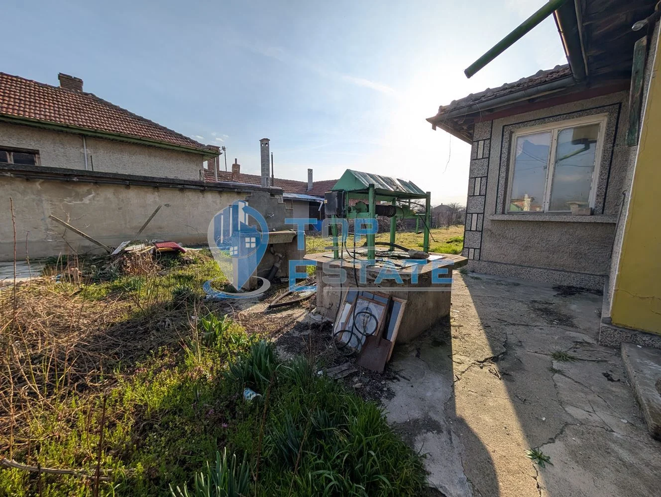 Едноетажна тухлена къща с гараж и кладенец в село Правда - 0