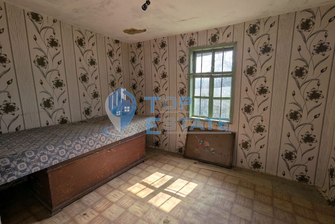 Голям парцел със стара къща и кладенец в с. Благоево, общ. Стражица, обл.В.Търново - 0