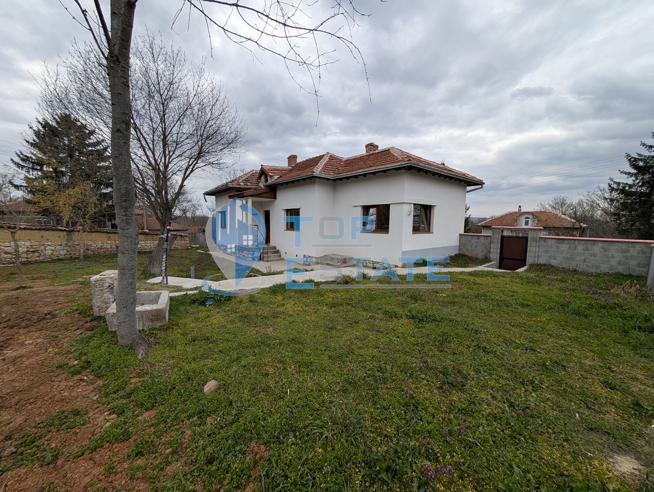 Едноетажна реновирана тухлена къща с голям двор в село Русаля - 0