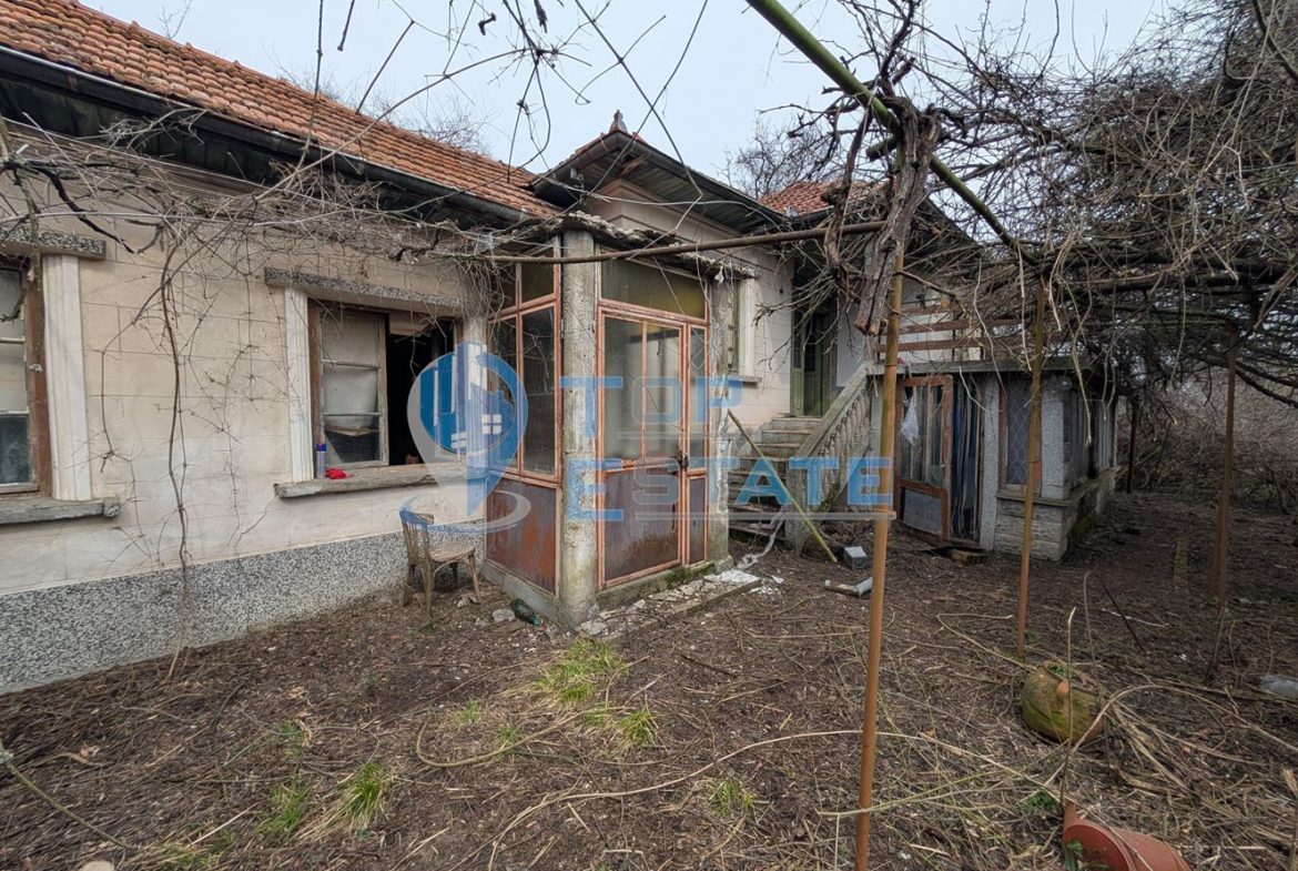 Тухлена къща с голям двор и кладенец в село Първомайци - 0