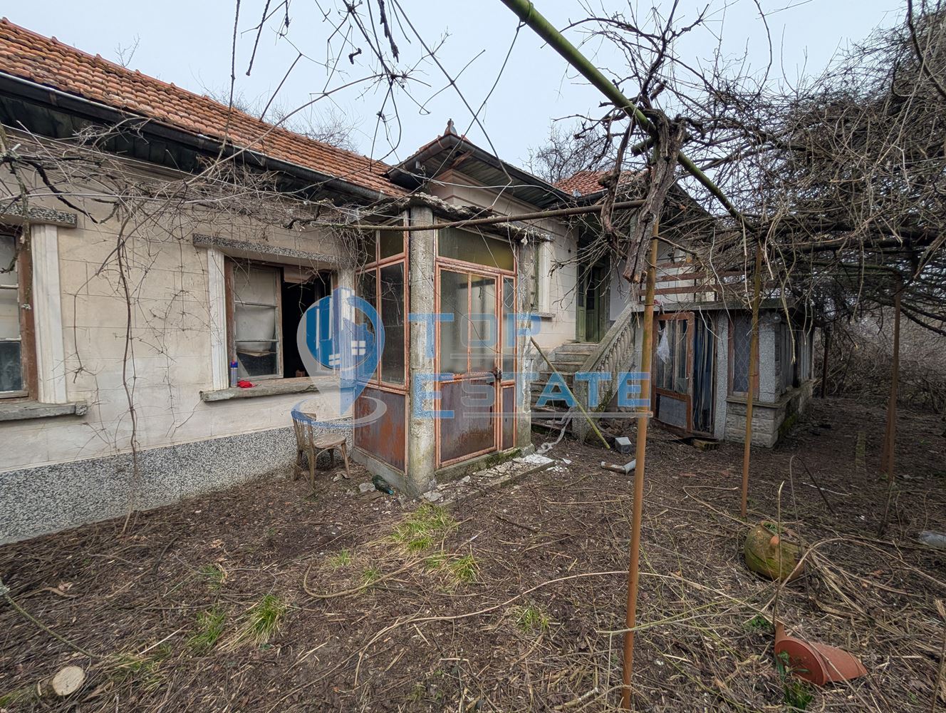 Тухлена къща с голям двор и кладенец в село Първомайци - 0