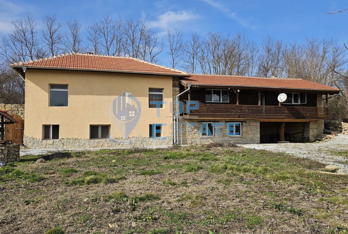 Двуетажна къща след ремонт с голям двор в село Горна Липница, област Велико Търново - 0