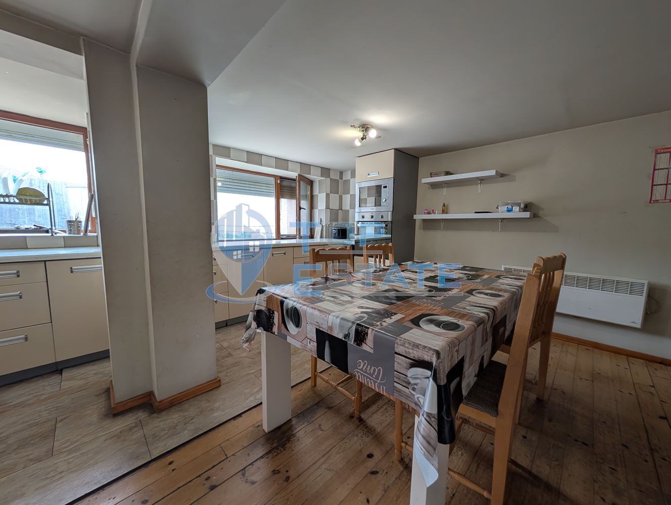 Тухлена къща с гараж и голям двор в село Раданово - 0