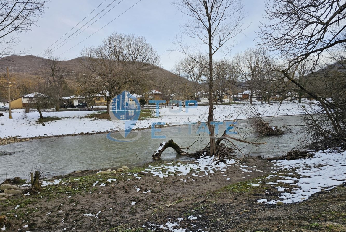 Едноетажна къща близо до река с голям двор в село Росно, област Велико Търново - 0